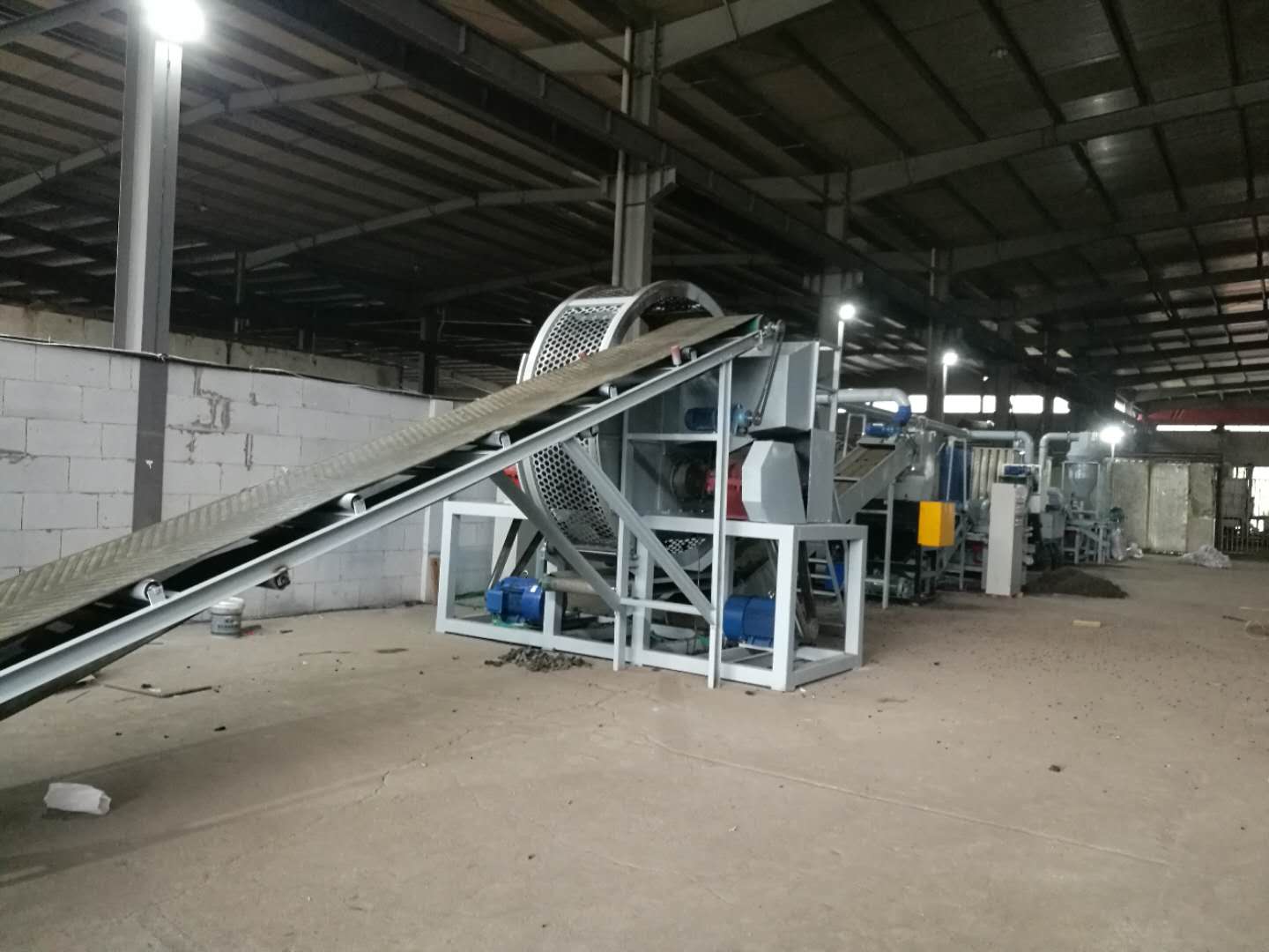 經(jīng)濟(jì)型廢舊輪胎顆粒設(shè)備生產(chǎn)線_廢輪胎破碎機(jī)